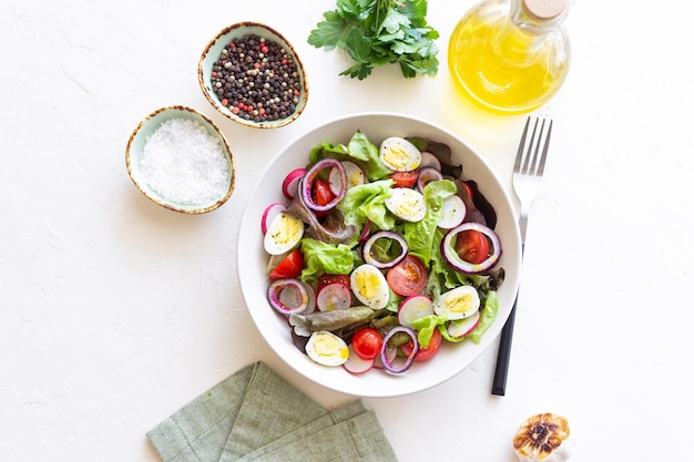 Talerz z kolorową sałatką